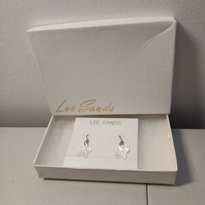 Lee Sands White Mother of Pearl MOP Dainty Lightweight Flower Drop Earrings 1.5"